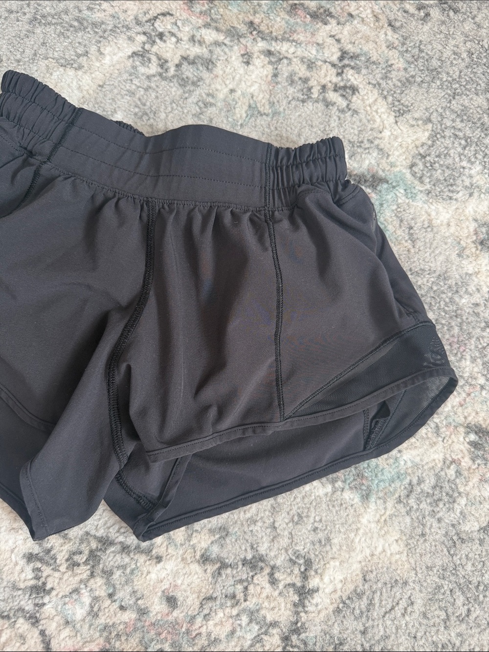 Lululemon Hotty Hot Short II *2.5" - Picture 3 of 10